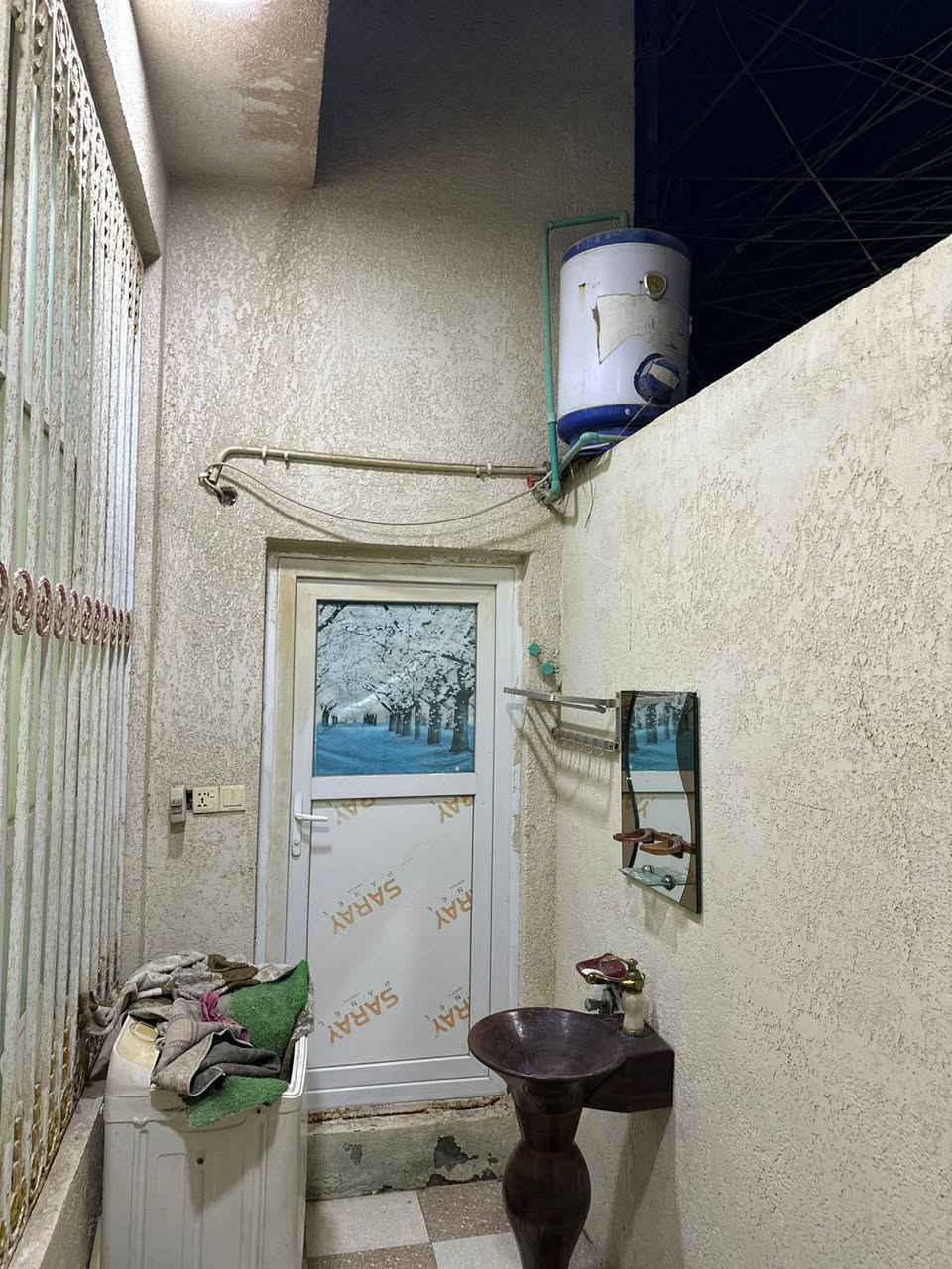 بيت للبيع 250متر ركن على شارعين20م وحديقة موقع مميز يحتوي على غرفتين واستقبال وصاله ومطبخ وصحيات داخليه وخارجيه 
موقع الدار الحيره حي الحسين 
قرب شارع الصنين 
يباع نقدا وعلى المبادرة حسب الأنفاق 
الاستفسار مراجعة مكتب الجنابي للعقار أو الاتصال على الرقم التالي 
***********
