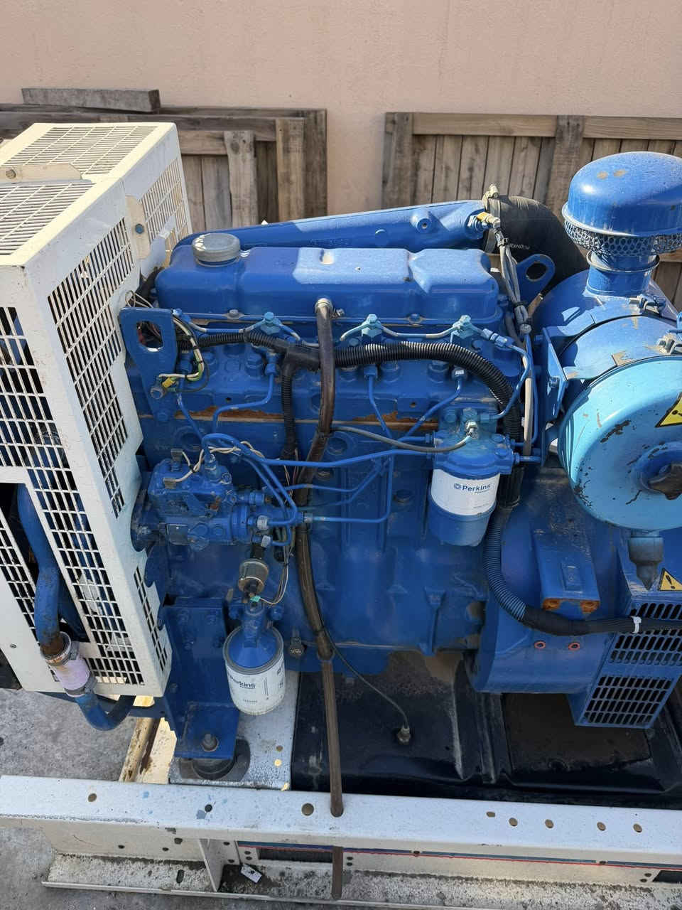 #مولدات 
بيركنز 4 سلندر حجم 98 ملم عادي جديد اخو زيرو 
برغي مامفتوح منه شرط الشغل والحمل 
نظام اوتو + نظام حمايه 

‏📍التوليد 45 kva 
📍السعر خاص او اتصال بالرقم التالي 

العنوان أربيل الصناعه الجنوبيه 
للاستفسار الاتصال +واتساب (***********)يوجد توصيل لجميع المحافظات
