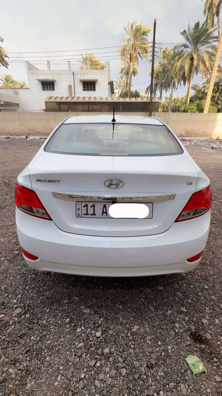 للبيع  
 • الموديل: Hyundai Accent 2016
 • الوارد: خليجي
 • اللون: أبيض
 • ناقل الحركة: أوتوماتيك 4 سرعات
 • نوع المحرك: 4 سلندر
 • سعة المحرك: 1.4 لتر أو 1.6 لتر
 • قوة المحرك: تقريباً 100 – 123 حصان
 • نظام الدفع: أمامي (FWD)
 • صرفية الوقود: اقتصادية تقريباً 16–18 كم/لتر

✨ المواصفات الخارجية
 • فتحة سقف (سحب)
 • مرايا جانبية كهربائية
 • إشارات على المرايا 

🛋 المواصفات الداخلية 
 • مقاعد قماش بيج
 • مقود متعدد الاستخدامات (تحكم بالصوت)
 • شاشة وسطية
 • نظام بلوتوث
 • مدخل USB و AUX
 • تحكم يدوي بالتكييف
 • قير أوتوماتيك
 • وسائد هوائية أمامية
 • نظام ABS للفرامل

🛡 أنظمة الأمان
 • 2 إيربك أمامي
‏ • ABS
 • توزيع إلكتروني للفرامل EBD
 • نظام مانع تشغيل (Immobilizer)

يوجد بارد على جانب الايمن موضح في الصوره والسونر موجود . السياره حلوه نظيفه 
السعر : 125$ وبي مجال بسيط


**إذا كنت صاحب هذا الإعلان وتريد حذفه لأي سبب، رجاءا أرسل رسالة إلى الدعم الفني**