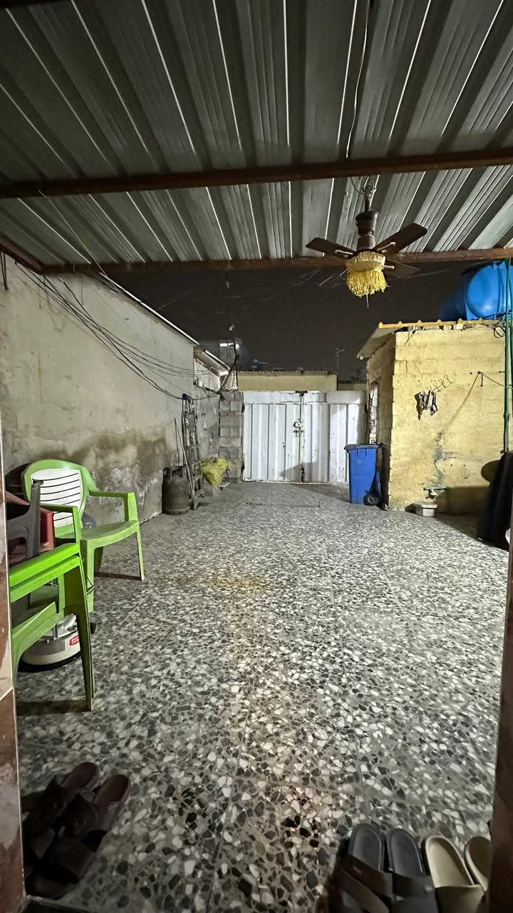 سلام عليكم بيت للبيع حي البساتين حي الصدرين مقابيل شارع الصحه المساحه 100 متر خدمات كامله ماء مجاري كهرباء مقرنص البيت نضيف كلش مثل مموضح بالصور والسعر مناسب  للاستفسار راسلني خاص وتدلل او تتصل ع رقم ***********
