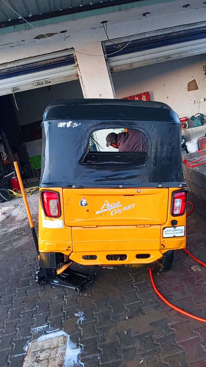 تك تك بياجو موديل 21 أوراق كامله شرط الترقيم لون اصفر ذهبي تخم تاير جديد كهربائياتها كلها شغاله  على نظام الشركه تماما بيها ضربه بصيطه يم الدوس التك تك مال جناي لان ممشتغلين بيها مال بيت لا تنفيس ولا تبخير قطره خياس مابيها مثل مموضح بلصور السعر 3و100 وبيه  مجال رقم *********** مكاني بغداد فلكه حي النصر
