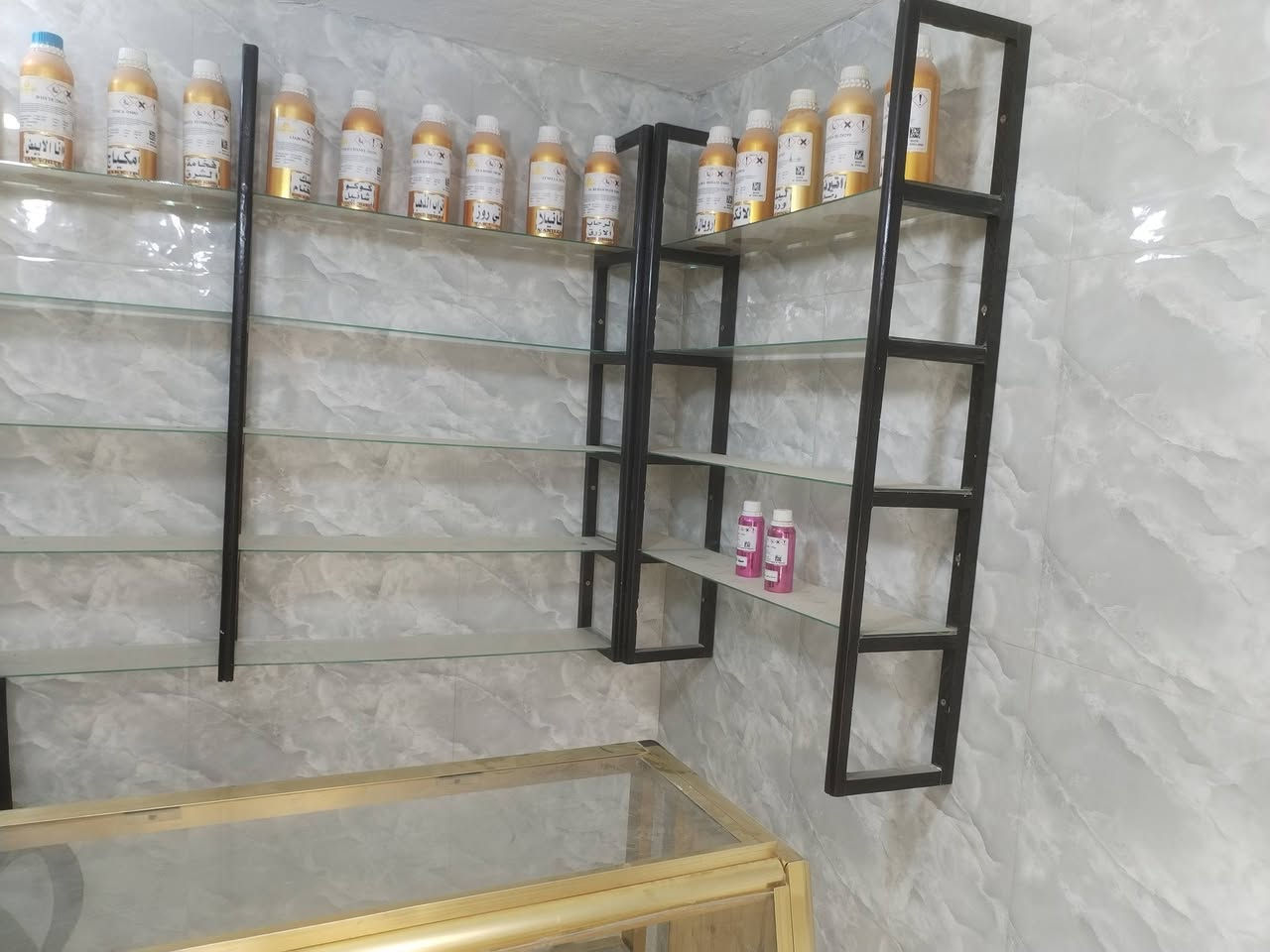 السلام عليكم
رفوف جام قواعد خشب متانه محل عطور ديكور مرتب متر×3متر ارتفاع متر و 10 زائدا ميز مترين ونص زائدا كرسي دوار 300الف ناصريه سوق الشيوخ ***********
