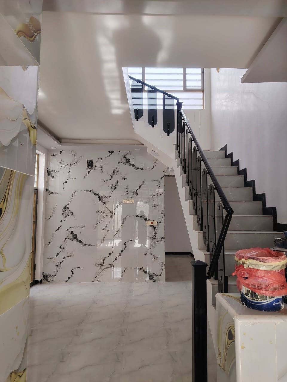 السلام عليكم بيت المساحه 100 متر طابو زراعي في النجف الاشرف في مجمع بوابه الغدير السكني مقابل العسكري عامود 258 كافه الخدمات متوفره يحتوي البيت ع غرفه وصاله ومطبخ واستقبال وتخاريج داخليه وخارجيه السعر 72 مليون الاستفسار الاتصال على الرقم *********** او مراسله واتساب 🖤🌿
