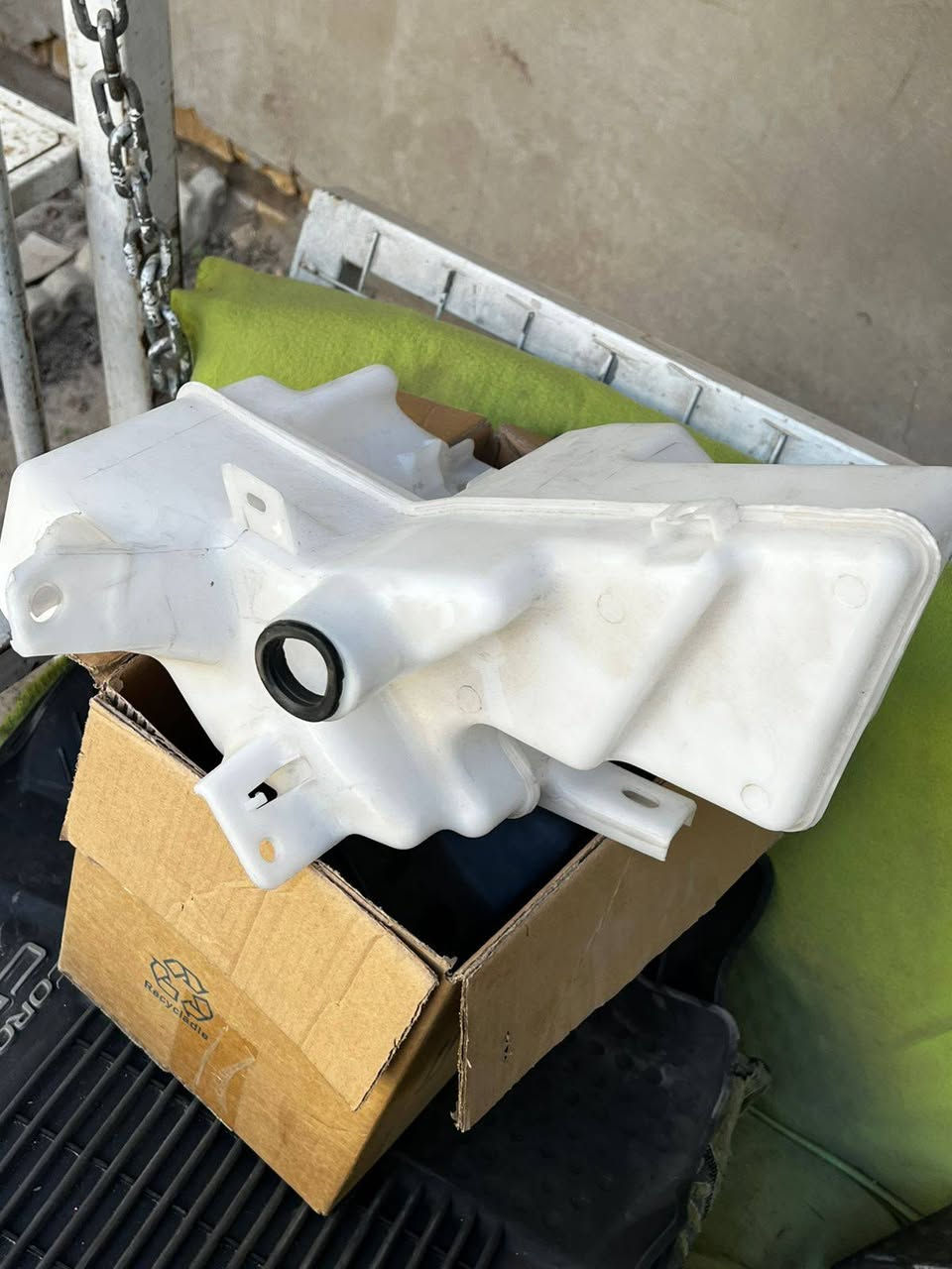 وموجود تايرات هم مال كروس اصليه السلام عليكم اغراض كورلا كروس بيهن لاستيكات قماره اصليه مال شركه شوته كامله دبه مال زركات ماقصه بس الركبه تايرات جدد مال شركه كاردن اصلي مال شركه  كاعيات اصليه بس الامامي فلينه الوره الدعاميه اصليه مال شركه وباقي الغراض موضحه بصور غراض كله جديده السياره جان موديله 2024 
الرقم للتواصل:*********** بي واتساب 
الرقم:*********** مكاني بغداد
