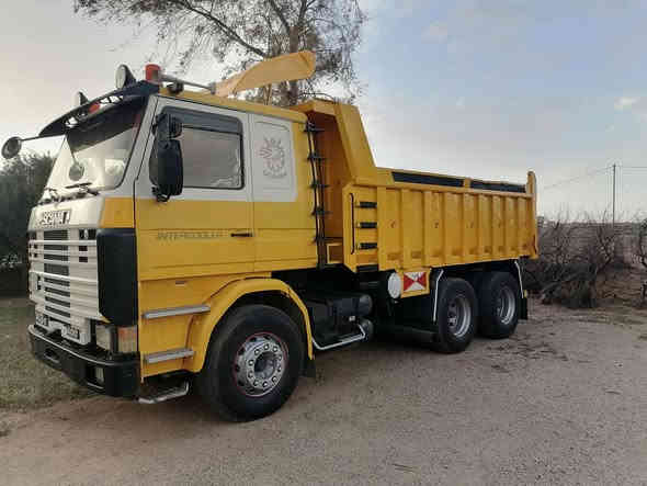 سلام عليكم سيارة للبيع 143حجم 400صفر 6 شاصي طويل مكصرة من جوى الشغل السيارة احلى من الصورة جاهزا عشغل بيها حصى كاز للستفسار عرقم ***********
