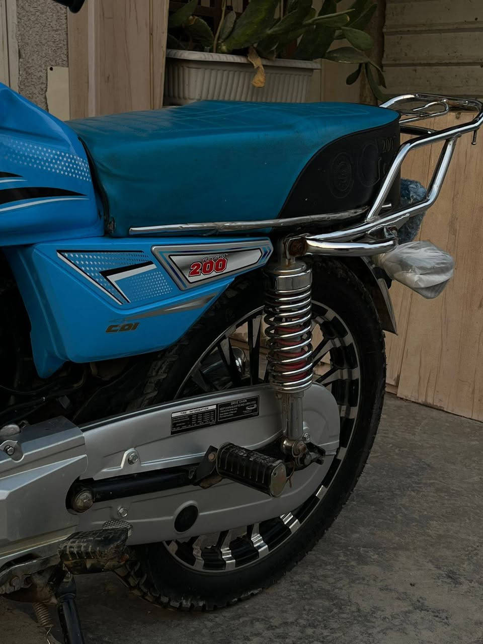 السلام عليكم دراجه ايراني للبيع موديل 24 خمسه كير سلف وبصمه دراجه جديده بلجيس زنجيل وضاغطة مكينة 200 كهربائيات اشاير لايت بك لايت كلها تشتغل دراجه كفاله برغي ممفتوح بيها اوراق كامله
السعر: 750 وبيها مجال 
العنوان : بغداد الشعب يم مدرسه صلاح الدين 
الرقم : ***********
***********
