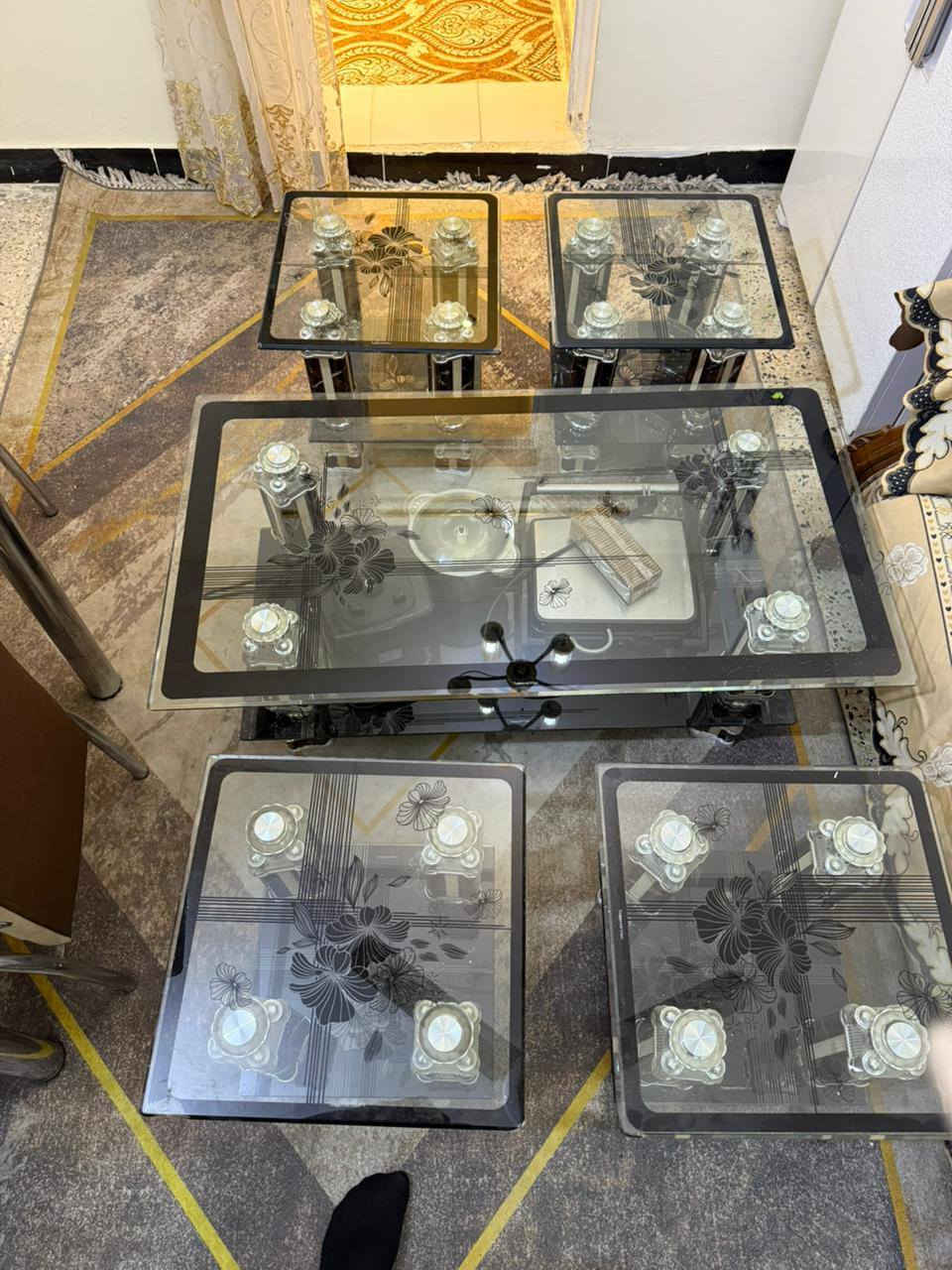 ميز جام طبقتين الطبقه الجوه مضلل طول ١١٠ العرض ٦٠   يجي وياه ٤ طبلات جام طولهن وعرضهن ٥٠ مكانهن شارع فلسطين اي استفسار خاص او وتساب ***********
