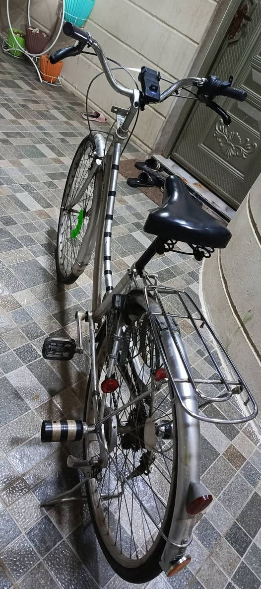 السلام عليكم /
بايسكل عبد الحليم حجم 26 كير موديل 2019جديد للبيع وللمراوس بس أنت تجي وانطيك حك الجيه. 
بايسكل ياباني 🇯🇵🔥 السعر 125 ألف 🔒 قفل
بريكات وره وكدام شغاله وقويه 💪 
كير 6 نمر شغال كل النمر  
القاعده  جديده جلد وبيها سبرنك 
البايسكل كامل وجديد مابي أي عطل نضيف 100% 
 وهمين بي لايت قوي و7 أنواع هورنات  وستاند موبايل ومنفذ للشحن USB
وعندي سله للبايسكل انطيها هديه لليشتري 
وبي دواسات جدد وبي قفل وبايسكل كامل ومرتب واصلي. مكاني موصل بعشيقة رقمي ***********
