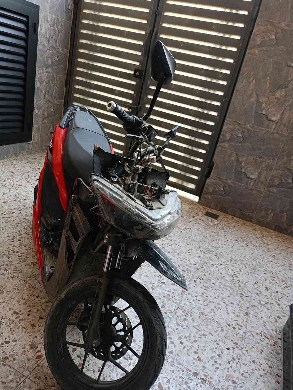 سلام عليكم
دراجة شحن للبيع 
بطارياتها منتهيات + الكفر الامامي متفلش
الكهربائيات كلهن شغالات + الشاشة مالتها موجودة بس انا جنت شالعها بلصورة ٫ العقل سليم
الماشة مال دراجة مصلحة 
الدراجا ملفها 2000W حقيقي وسرعتها 80 وبيها 3 نمر
عوزها بطاريات وكفر جديد
السعر 180 الف وبيه مجال بسيط
للتواصل ***********
