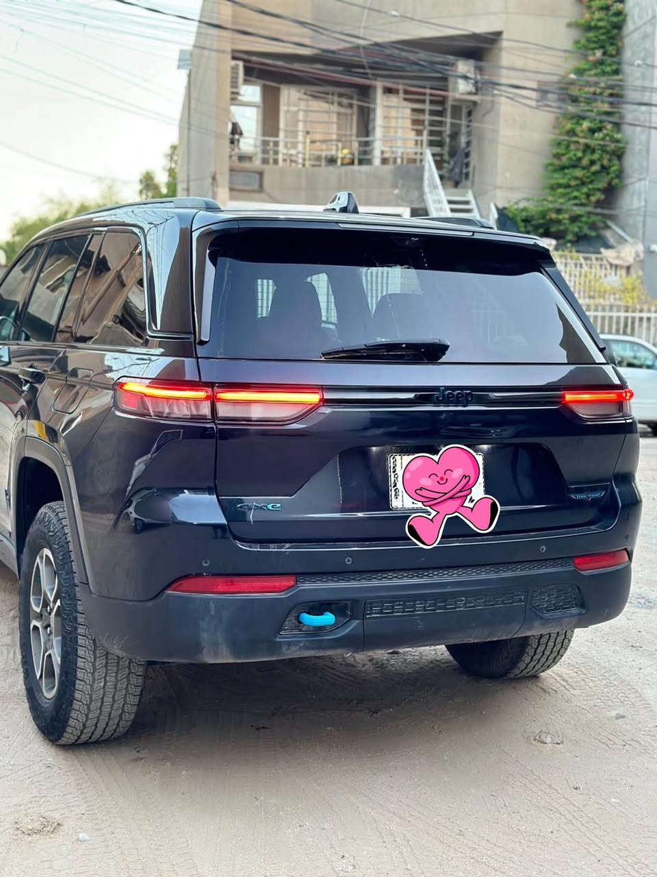 السلام عليكم
للبيع وماكو هيج سعر 242 قفل بسبب ظرف 
Jeep Grand Cherokee 
Trailhawk 4xe Plug-in Hybrid 2024

جيب كراند شيروكي ترايل هوك بلك ان هايبرد  

ماشية 3  الف ميل 

5 راكب ، هايبرد بانزين وشحن 
ماشية 3 الف ميل. بحالة الزيرو
رقم بغداد باسمي سنوية وهزه جديد. 

المواصفات :- 
تو كلر قماره اسود 
3شاشات 
جكات 
5انضمة قياده 
تدفئة تبريد كشتات 
نضام سماعات هواي موصفات بيها  
فور ويل 4-4
٥ كامرا وحساسات خلفيه بريك).
كشنات جلد امامية تدفئة وتبريد وميموري.
تدفئة بالستيرن.
تبريد وتدفئة ٣ مناطق التحكم بيها منفصل ( السايق والراكب والخلف كل واحد وحد).
بردات خلفية.
تشغيل عن بعد .
شاحن واير ليس.
تحكم ستيرن كهرباء.
شاشة كبيرة.
5 مودات للقيادة مع off-road mode.

حساسات امامية وحساسات خلفية .
رادار امامي وخلفي وجانبي مع تنبيه نقاط عمية وبريك تلقائي امامي وخلفي.
 
الضرر
تبديل جاملغ وباب وبنيد من جانب نفس لون بجم كفاله وصبغ مقدمة القماره جزء من تكمة جهة الصدر صور حادث واتساب 

 مكان السيارة بغداد المنصور

***********
