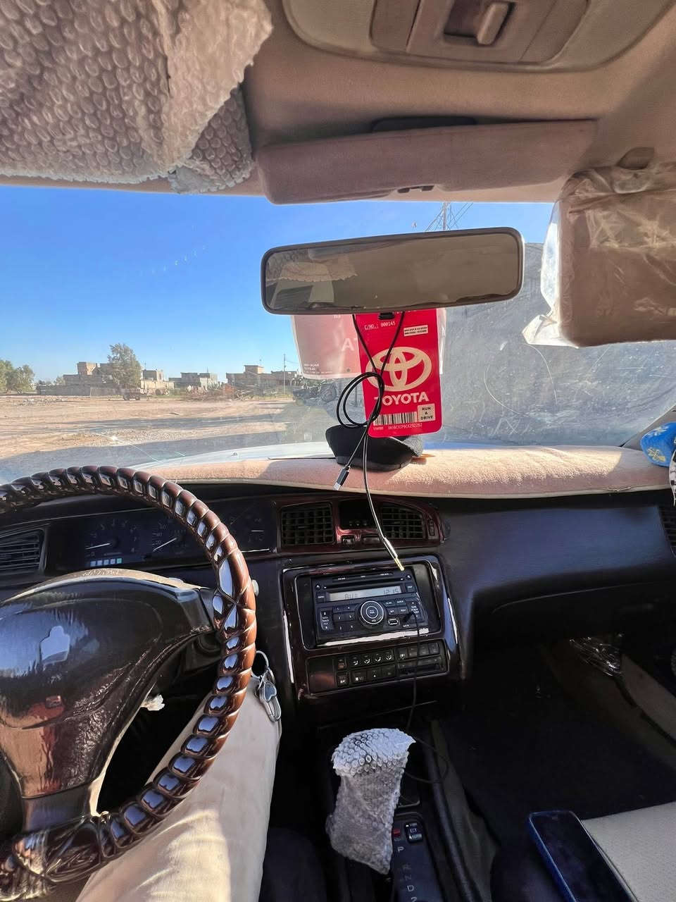 السلام عليكم
بطه لون ابيض سياره رقم الماني مكفولة كفاله عامة فقط بيها الباب الوره بيه صبغ شبر
طخم تايرات جواها جدد و صدر جديد قبل فتره سويت عليها ادامة سياره ما نقص  كير نضيف   سياره ما عيزها شي محرك شرط ثنين ونص غرفته نضيفه( سعرها 63 وبيها مجال للطيبين )مكان سياره صلاح الدين ***********
