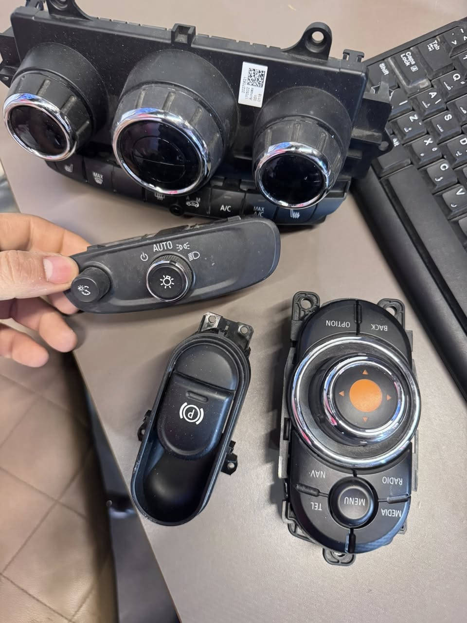 السلام عليكم
تحكمات تبريد
تحكم شاشه 
تحكم لايت 
زر سايدبريك 
للبيع
 تركب على اغلب سيارات مني كوبر 
***********
