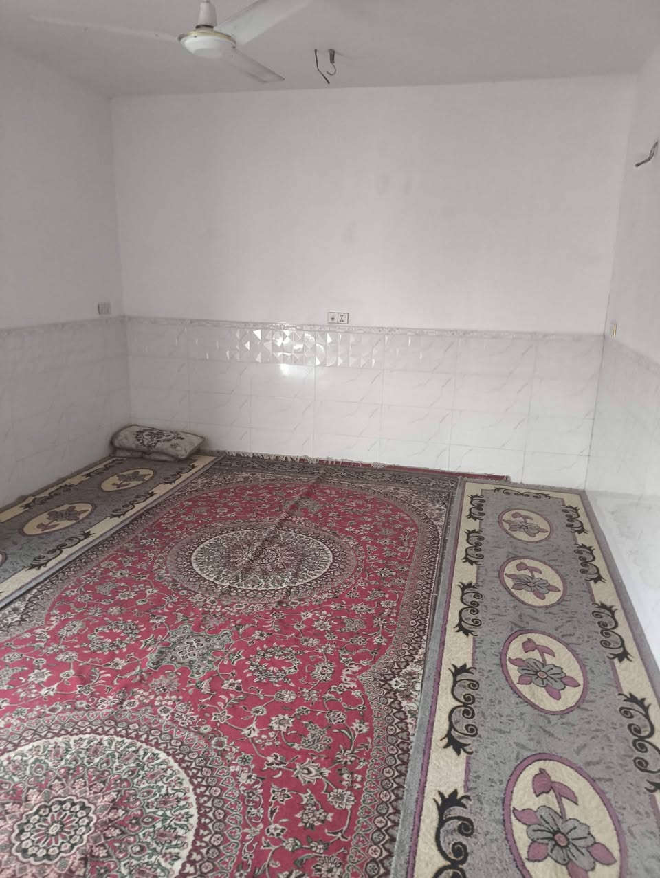 سلام عليكم دار للبيع مساحه 200 ركن  شارع 8امتار بناء غرفتين  وصاله واستقبال ومطبخ وصحيات خارجيه وحمام داخلي العنوان حي السجاد قرب سيد سهيل السعر 40 للستفسار الاتصال ***********
