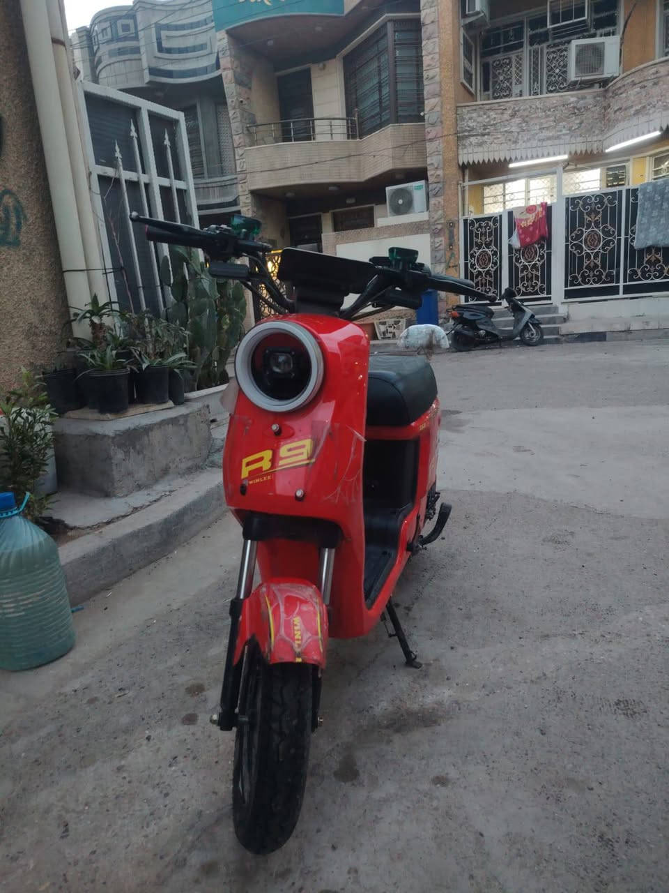 السلام عليكم اخوان دراجه شحن اخت الجديده استعمال قليل لزكات الشركه ونايلون الشركه بعده بيها بايدرات وامبي ثري وسماعات ومرايات بعدهن ما شادهن كلها شغاله مكاني بغداد حي القاهره السعر 425 وبخدمه الشراي   ***********
