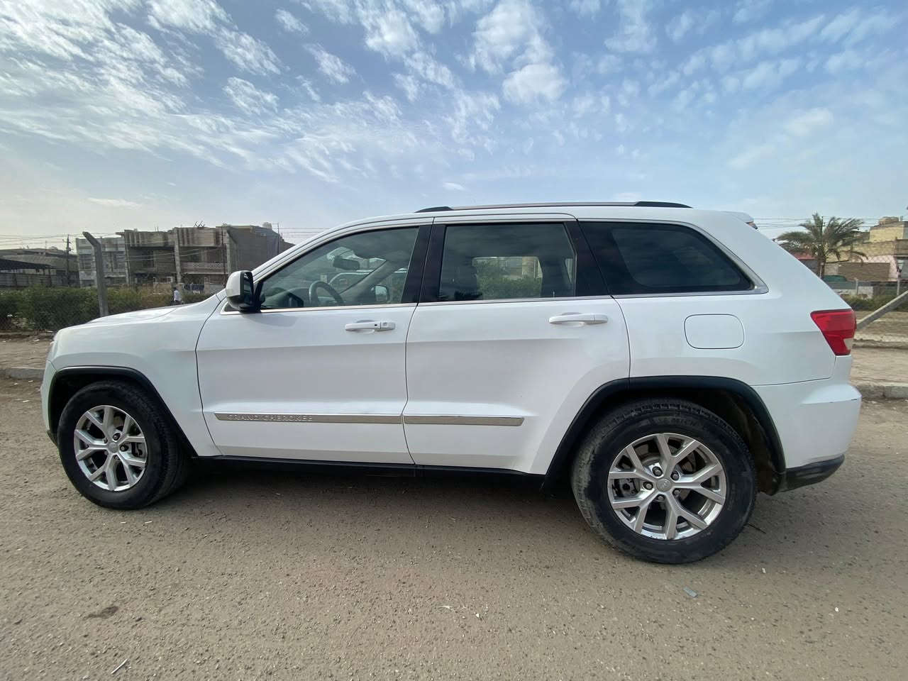 لاريدو ٢٠١٣
بجم مكفول 
شواصي لغود مكفولات
بدون نقص تحويل ثاني يوم
السعر ١٦٠ ورقه 
***********
بيها صبغ موضح بالسونار اثر شخوط 
حادث امريكا باب خلفي وجاملغ
