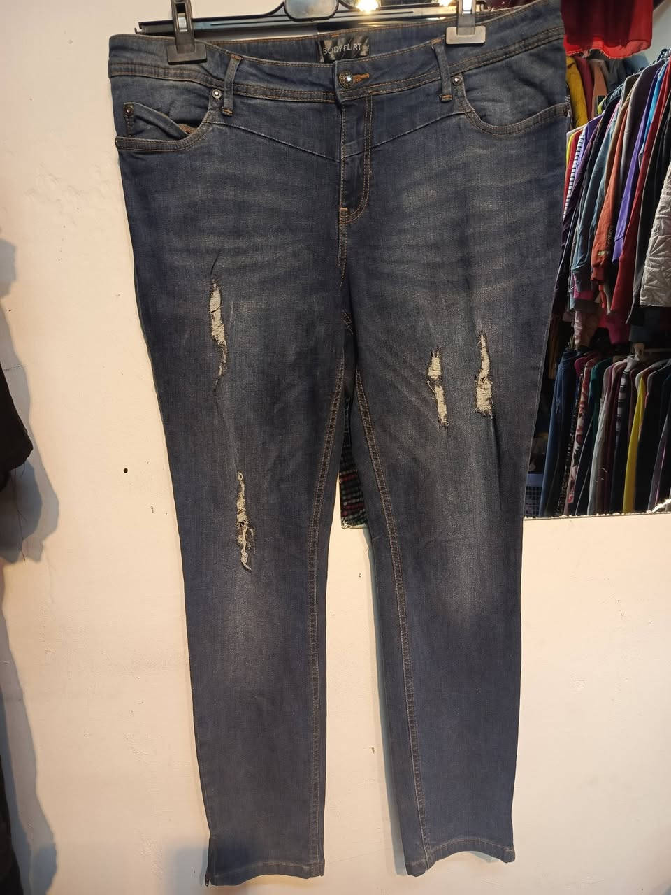 بناطير نسائي بأسعار مناسبه للبيع جمله و مفرد متوفره بمحلنا ألبسه ابو محمد الدوسري بحي الخضراء مقابل جسر الشهيد ابو بكر السامرائي للحجز على رقم ***********
