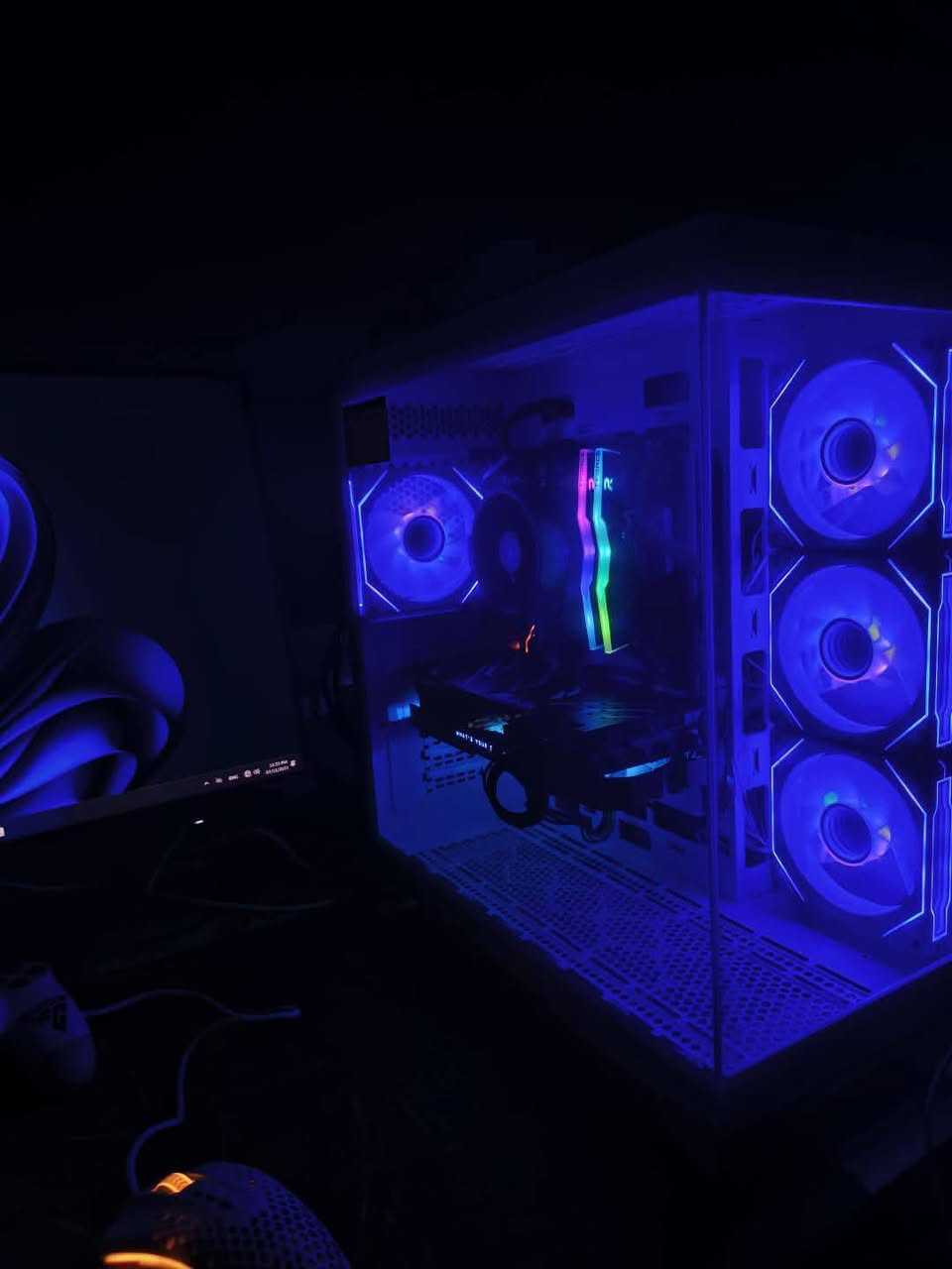 السلام عليكم 🌹 
ادمن 🙏♥️
4 تجميعات للبيع
تجميعات قويه ونضيفه 💯 وضمان شهر بشرط تشد ubs 🫠 
التجميعات بكل الفئات السعريه من الاضعف للاقوه
وحته اضعف وحده تشغلك كل الالعاب والبرامج 
وذا جنت رايد سيت اب كامل هم موجود ميز وكرسي واكسسوارات و شاشات gaming 
بمناسبة حلول السنه الجديدة الاسعار كلهن -50 الف ( تدللون وتامرون امر 🙏)

حاسبة 1
صورة 1

 I7 12700
‎Thermaltake pro 360 white liquid cooler New
‎Asrock b660 pro rs
‎16Gb ram 2×8 3200 asgard silver
‎Palit RTX 3060TI rgb
‎1Tb ssd Kingston New
‎Fantech 650w psu 80+bronze 
‎Dark flash dpx90 white with 3argb white fans New 
‎Windows 11 pro 25h2 New
‎
هاي الحاسبة اقوه وحده تشغلك كل الالعاب على ال 4k وبفريمات عاليه ومعالجهه قوي يشغلك اقوه البرامج... منتاج تصميم برمجه بثوث كلهن زلاطه عليه

السعر السابق 1100 الف
السعر الحالي 1050 الف 🔥🔥🔥

حاسبة 2
صورة 2

‎I7 8700
‎Deepcool 400xt cpu cooler with argb fan
‎Msi z390-S01
‎16gb 2×8 3200mhz puskill ram
‎galax RTX 2060 6GB
‎Adata 256gb ssd 
‎1tb hdd
‎Gamemax gp-550w psu 80+
‎Dark flash dpx90 white with 3argb fans
‎Windows 11 pro 25H2

حاسبة قويه وماكو بقوتهه وجمالهه بسعرهه ابددد 
العاب تصميم برمجه بثوث منتاج ودراسه
كلهن بجهاز واحد

السعر السابق 625 الف
السعر الحالي 575 الف 🔥🔥🔥

حاسبة 3
صورة 4

‎R5 3600
‎gigabyte B450m ds3h  
‎16Gb ram 2×8 3200 t-force delta argb
‎galax RTX 2070 SUPER
‎256gb ssd
‎1tb hdd
‎xigmatek 700w psu
‎herogear 420a atx white case with 4rgb fans and argb 5v hub
‎Windows 11 pro

حاسبة كلش قويه على دقة ال 2k
تشغلك كل الالعاب بدقه عاليه وبسهوله

السعر السابق 700 الف
السعر الحالي 650 الف 🔥🔥🔥

حاسبة 4
صورة 3

Xeon E5 2680 V3
‎12C24t 30mb cache 3.3ghz
‎2 Pipe cpu cooler argb
‎Mb pcwinmax turbo x99 atx 4 slot ram
‎16Gb ram 2×8 ddr4
‎Gtx 1060 6gb or rx 580 8gb
‎160Gb ssd + 640gb hdd
‎475w psu
‎Galax atx case with 4rgb white fans and fan hub
‎ Windows 11 pro
‎
‎ابد لا تستصغر الحاسبة من سعرهه
تره ماكو لعبه ما تشتغل عليهه
اقوه و احدث الالعاب تشتغل بدون اي مشاكل بدقه حلوه وفريمات زينه
وهم تكدر تشتغل بيهه او تدرس بكل اريحيه

السعر السابق 375 الف
السعر الحالي 325 الف 🔥🔥🔥

وتوصيل موجود لكل المحافظات 
تريد تجي للبيت وتاخذهه تريد توصيل باليعجبك
تره لو تلحك لو متلحك رغم صعود الاسعار اني نزلت الاسعار
اي بعد شسويلك ما تكلي دشتري وفضهه 🫠😴
ها *** معلومه كل التجميعات الاضائه rgb تحكم كلهن حته ارخص وحده يعني اي لون او اي مود تكدر تخليهن ♥️
وكل الكيسات جدد بالنايلون ما عدا ارخص وحده كيس مستعمل نضيف
وعذرونه عل اطاله ♥️

عنواني بغداد السريدات الجديدة وره صيطرة الشعب 
للحجز خاص او واتساب:
***********
