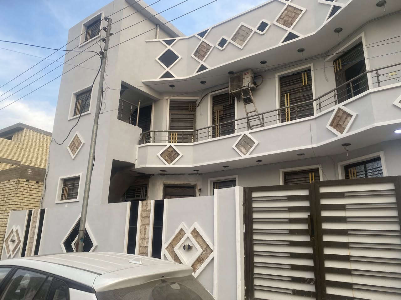 السلام عليكم 
دار للبيع  🏠
   طابو زراعي سند 25

🔺 المساحة الدار  : 195 متر 

🔻الواجهة: 15م.        🔺النزال: 13 متر 
  (ثلاث غرف نوم )

🔷بناء حديث درجة اولى مع خدمات راقية:
      🔹   
     

      

🔶الطابق الارضي: 
 
       🔸️مدخلين 
       🔸استقبال. 
       🔸️صالة 
       🔸️مطبخ مستقل. 
       🔸️خدمات صحية 
       🔸️ غرفتين نوم 4.5 متر *4.75 
       🔸️منور 
      

🔶الطابق الاول:  نظام شقق درج خارجي 

        🔸️كل شقه تحتوي على 
         🔸️مطبخ  
     
 
       🔸️ 2غرف نوم كبار +(بلكونه )
       🔸️خدمات صحية 

الطابق الثالث  بيتونه وسطح

ملاحظة /  تائسيس  الكهربائيات وطني ومولد مفصولات + سخان وتانكي مفصولات عن الطابق الارضي    
   
📌موقع الدار:
      بغداد الكرخ شاطئ الطي   - نزال عباس الكهربائي   

للاستفسار  مع صاحب الدار 
‭‭***********‬‬ ☎️ بي واتساب
او ***********
