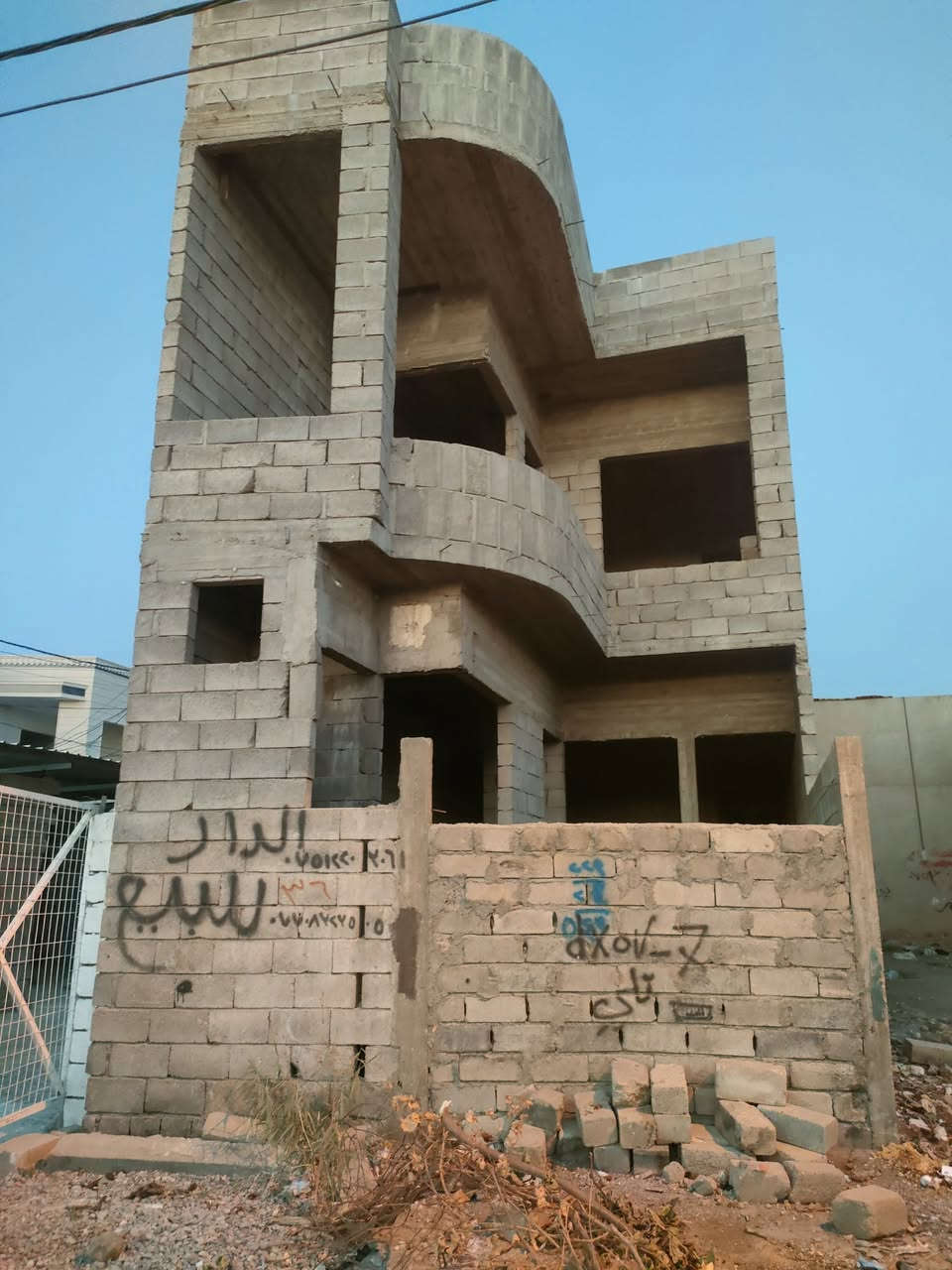 السلام عليكم
بيت طابقين مع بيتونه 
المساحه 100م
عرفة نوم + هول + استقبال +صحيات داخليه و خارجيه 
بيع مستعجل
***********
***********
