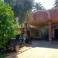 بيت للبيع مساحه 300متر متكون ثثلاث غرف صاله وستقبل ومطبخ اللاتصال07825...