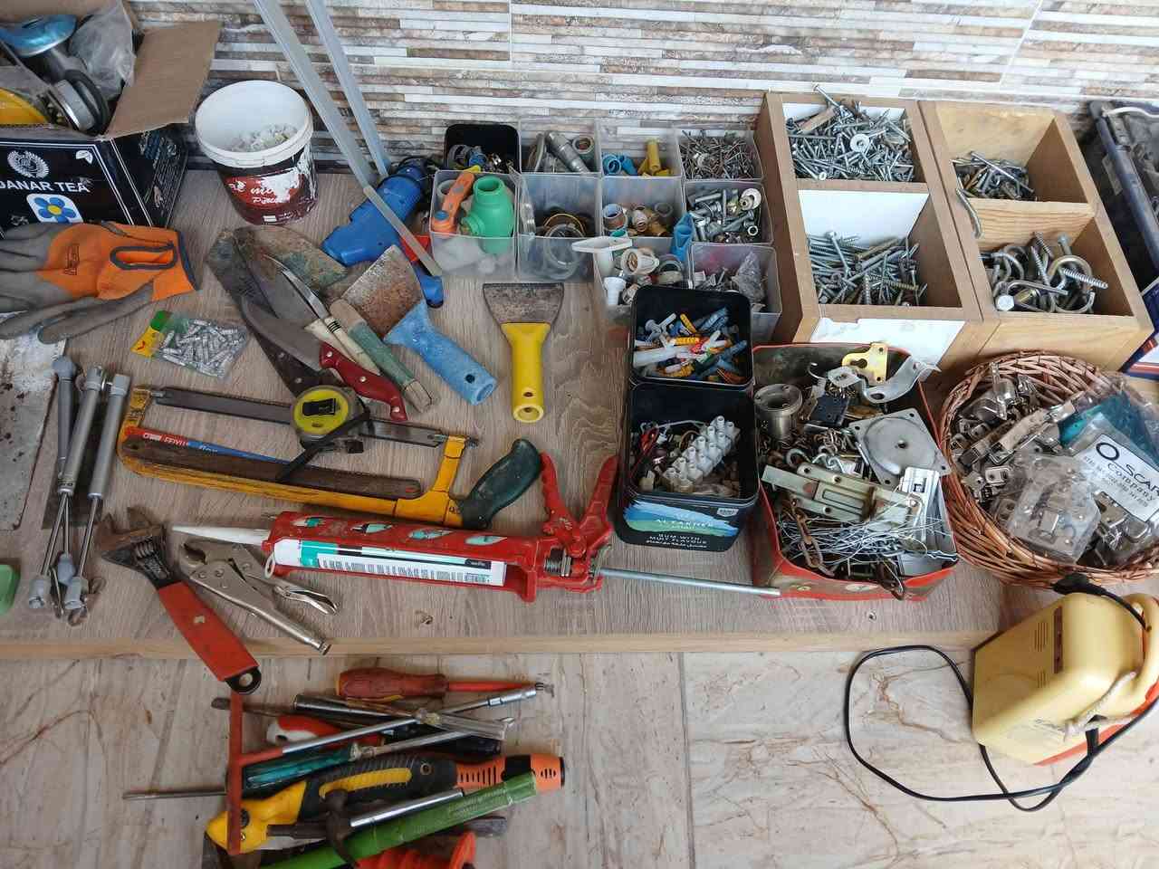 هي غراض للبيع اللي يستفيد منها تواصل على الرقم ***********
