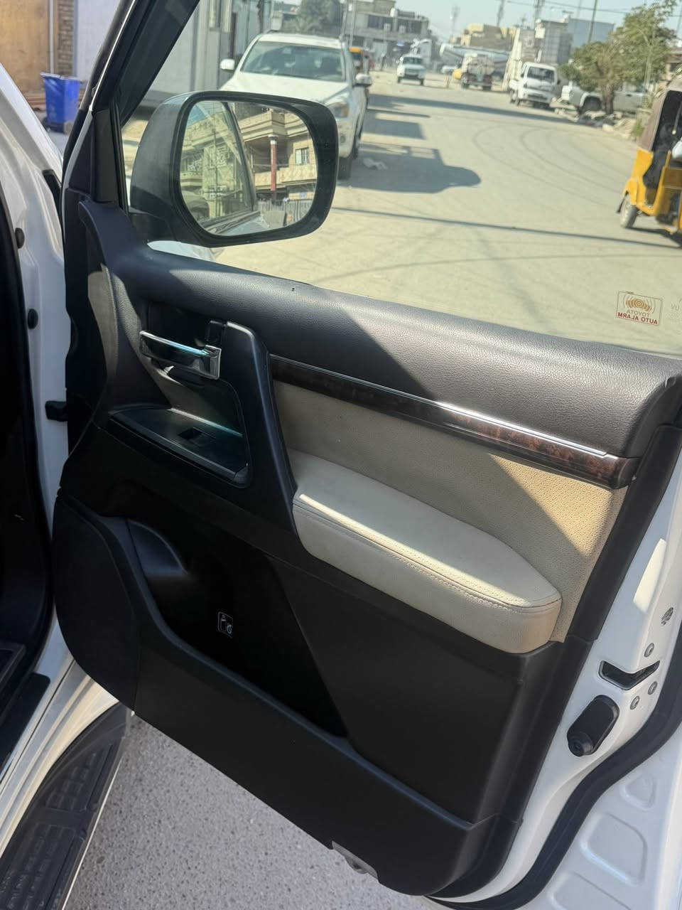 لاندكروز موديل 2011
مكينه 6 سلندر مكفوله  من الصبغ بس چاملغ امامي وشتريت جاملغ بلادي او شديته بيها هسه السياره مكفوله السياره مواصفات فول كرسي كهرباء جلد مري جانبية شفط باب خلفي كهرباء وكل نقص مابيه تحويل بأي وقت 
السعر 310 مكاني بغداد
 ***********
