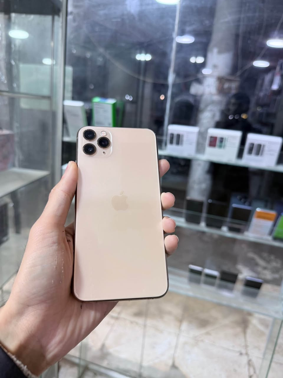 ئایفۆن ١١ پڕۆ ماکس 
زاکیرەی ٦٤ گێگا دوو سیم مۆبایلەکە 
هەموو شتێکی بیلادیە بەزەمانی کۆمپیتەر 
 بێ كێشەیە و زۆر خاوێنە 
نرخی ٢٩٩ هەزارە گەیاندن هەیە 
ناونیشان هەولێر قەڵاتی نوێ مۆبایلی هاوکار
ژمارە مۆبایل :- 📱 *********** أربيل, العراق
