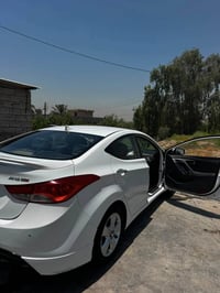 سيارة هونداي للبيع٢٠١١ الرقم بغداد اللون ابيض فول مواصفات ما عدا التنت...