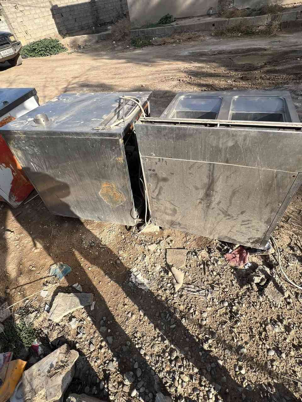 السلام عليكم من رخصت الادمن 

فرن ايطالي كهربائي ثري فيز
طباخ ايطالي 
مقلايه  
قيم واخذ للاستفسار *********** علمآ بيه واتساب
