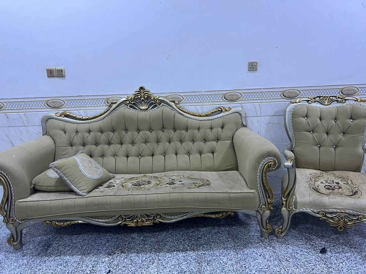 للبيع أثاث وأغراض بحالة جيدة ✨
🍲 طباخ — 100

🧺 جرابي — القطعة 75

🛏️ تخم — 300

🪑 كاونتر — 100

🍽️ ميز طعام — 75

🛌 غرفة نوم — 600

البيع بسعر مناسب والجاد يتواصل على الخاص 📩

الصور مرفقة مع الإعلان.


**إذا كنت صاحب هذا الإعلان وتريد حذفه لأي سبب، رجاءا أرسل رسالة إلى الدعم الفني**