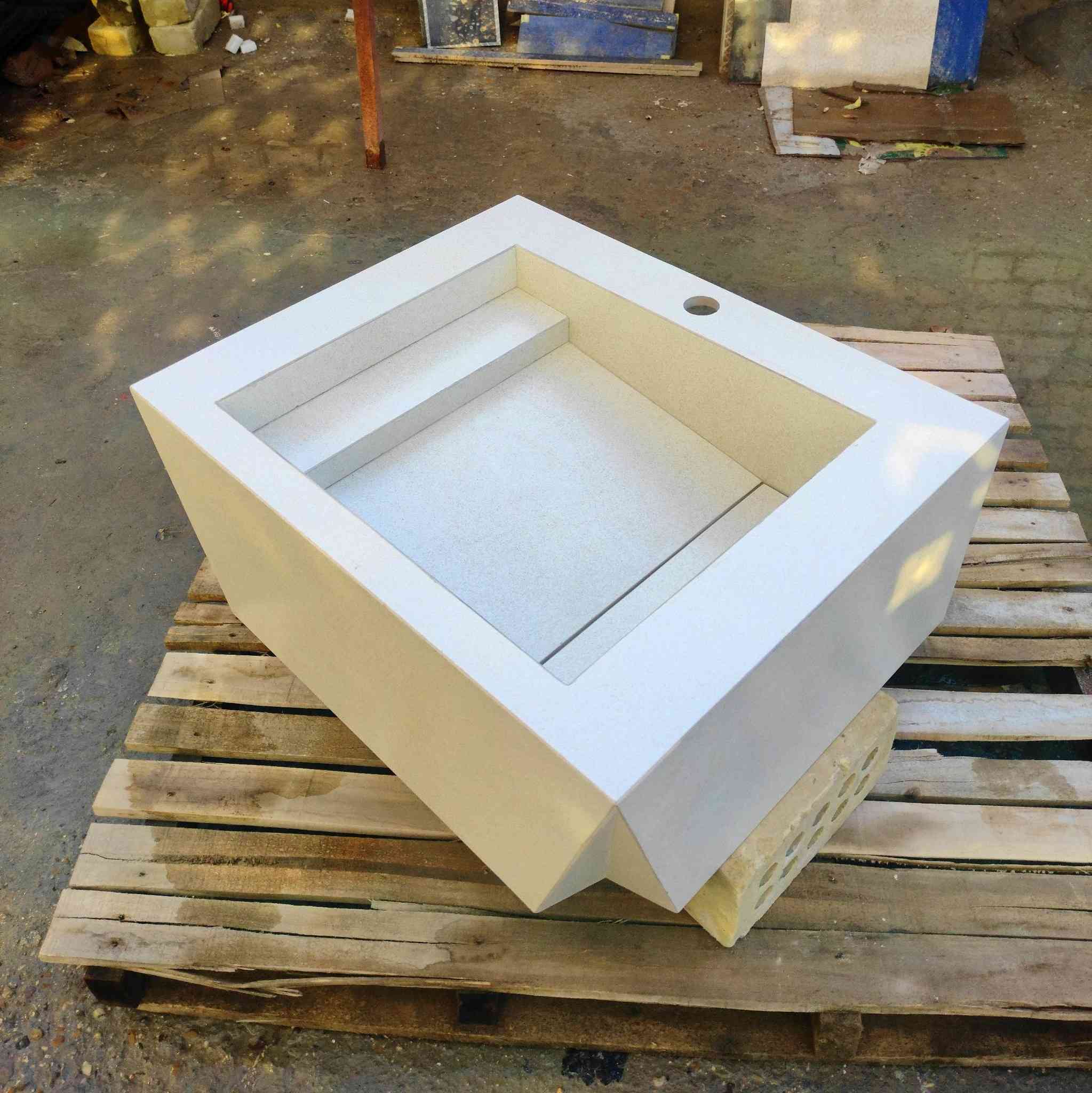 بِسْمِ اللَّـهِ الرَّحْمنِ الرَّحِيمِ 
 ﴿ وَأَحْسِنُوا إِنَّ اللَّهَ يُحِبُّ الْمُحْسِنِينَ ﴾

✨ مغسلة "الزاوية الملكية" ✨
تصميم هندسي مميز بشكل شبه منحرف يعطي لمسة عصرية وأناقة مختلفة لأي مكان 🔥
📏 القياسات: ارتفاع 25 سم
عرض 50 سم
طول 61 سم
🔹 المميزات: ▪️ درج جانبي عملي لوضع الصابون أو أي مستلزمات ثانية
▪️ فتحة الخرطوم من الجانب لسهولة التركيب وترتيب أفضل
▪️ تصميم داخلي واسع وسهل التنظيف
▪️ خامة قوية تتحمل الاستخدام اليومي وتدوم
🏭 معمل الأخوين: :"التفاصيل الصغيرة هي اللي تصنع الفرق الكبير… واحنا أهل التفاصيل."
📌 ملاحظة: ننفذ جميع التصاميم حسب الطلب وبأي قياس تحتاجه

📞 للاستفسار والمعلومات راسلنا خاص
واتساب ***********
               ***********

https://www.facebook.com/share/1CSZgZLsjg/
https://www.instagram.com/a_4esi?igsh=eGppcWZkenc1d25t
#معمل_الاخوين
#مغاسل
#مغاسل_حديثة
#تصميم_داخلي
#ديكور
#ديكور_منازل
#ديكور_عصري
#تصميم_عراقي
#صناعة_عراقية
#منتج_عراقي
#تفصيل_حسب_الطلب
#جودة_عالية
#شغل_نضيف
#ابداع
#حديث
#sink
#modern_sink
#bathroom_design
#home_design
#interior_design
#luxury_design
#custom_made
#handmade
#home_decor
#minimal_design
#trending
#fyp
#foryou
#viral
