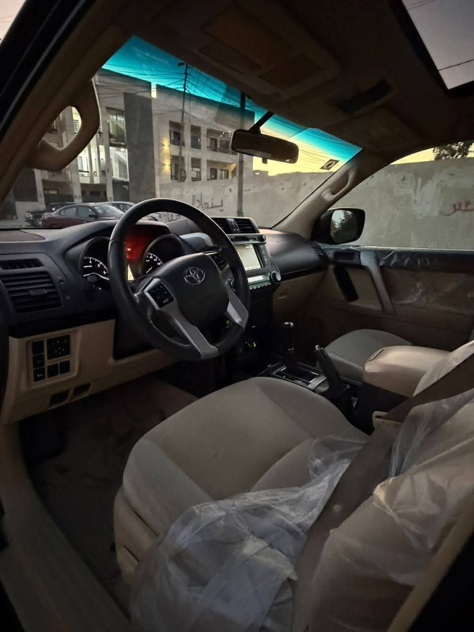 تويتا برادو TXL 2017محركV6 فول مواصفات رقم بغداد 
سيارة جاهزة ونظيفة وما بيها دينار مصرف ماشية190 الف 
فتحة سقف.
عجلات ألمنيوم
مصابيح  زنون
مرايا جانبية قابلة للطي إلكترونياً بلون السيارة.
 (سبويلر) خلفي. 
المواصفات الداخلية والرفاهية:
7 مقاعد (مقاعد خلفية قابلة للطي).
مقاعد مخمل عالية الجودة 
نظام دخول ذكي وتشغيل بصمة.
شاشة لمس مع نظام ملاحة (خريطة)، بلوتوث، وفتحات USB/AUX.
تكييف أمامي وخلفي مركزي.
ثلاجة للمشروبات.
تحكم بالمقود (مثبت سرعة، صوت). 
الأمان والسلامة:

🛑 السعر سوي تعليق يصل مباشرة 🤖 

نظام فرامل مانعة للانغلاق (ABS).
نظام التحكم في ثبات السيارة (VSC).
وسائد هوائية للسائق والراكب.
حساسات خلفية/أمامية وكاميرا خلفية.
نظام مراقبة ضغط الإطارات.تشغيل عن بعد. 

للاتصال ***********
