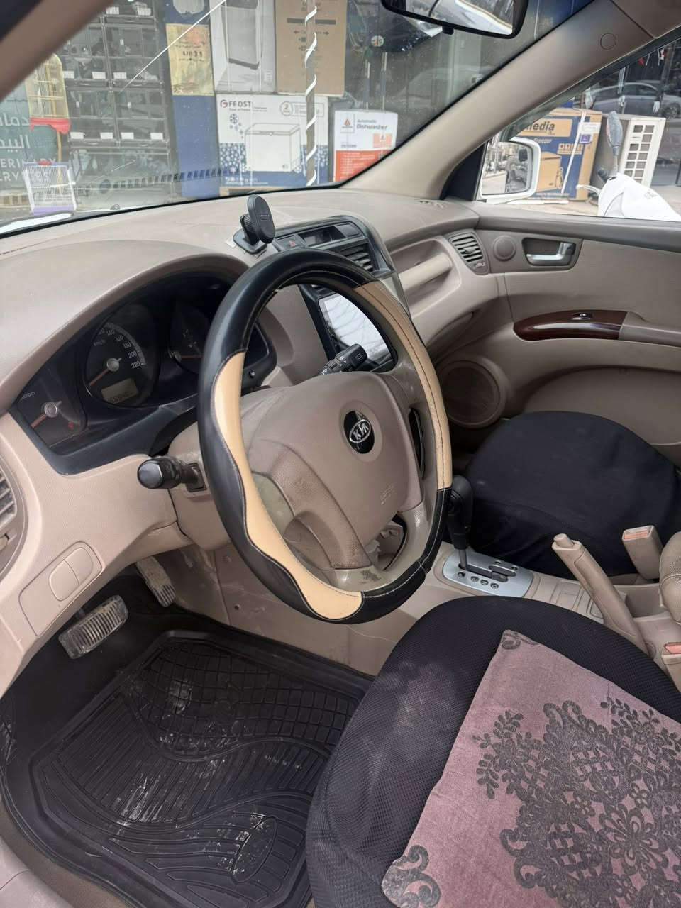 السلام عليكم سبورتج 2010 
السياره بأسمي مثل ما موضحه بالصورة 
نضافتها ماشاء الله السيارة ماشيه 169,000 كيلو 
محررك مبدل جديد  قبل 10 ايام 
تايرات جديدة السيارة كلش حلوة 
وبأسمي 
واتساب او اتصال 
***********
