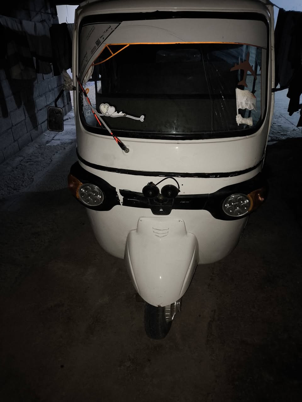 تكتك بياجو مديل 18 محوره مكينه ستوته للبيع نقص ورقتين يعني 4 اوراق عندي وبيهن رقم الشاصي مكاني الديوانيه قظاء عفك رايده ب مليون وميه ومجاله قليل *********** الرقم بي واتساب
