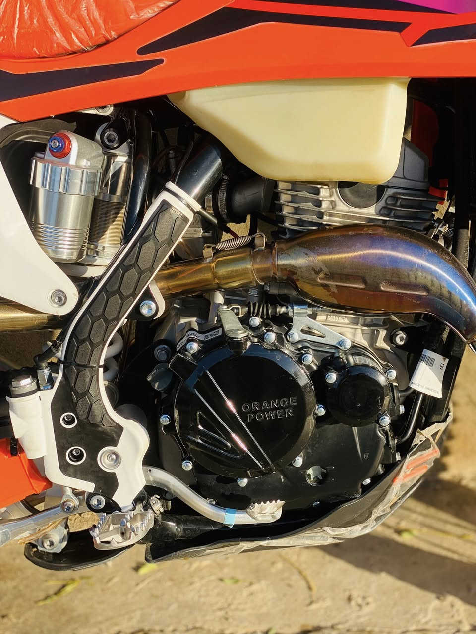 سلاوی خوای گەورەتان لێوێ  ئەم ماتۆڕە بۆفرۆشتن  KTM.250.2025)هیچ نوقسانیە کی نیە هەموگیانی بەشەرت زۆر کەم ڕێی کردە هەڵگیراوە بەس لەسەر جادە ڕێی کردە.

0771 157 52 78  
(شوێن کەلار)
