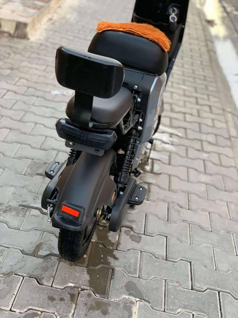 السلام عليكم دراجه شحن للبيع نضيفه وكلشي شغال شركه معروفه R9.. RAEAN. دراجه جديده  من ماخذه ومتحاج فلوس واريد ابيعه السعر.. 500 بيه مجال عنوان المحموديه حي موضفين.. تفاصيل ع هاذا رقم بي واتساب ***********.
