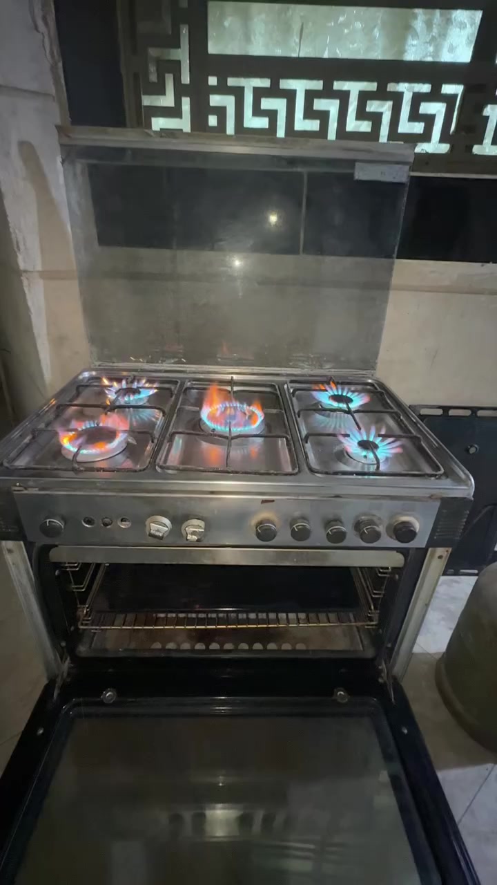 طباخ للبيع خمس عيون وفرن غازي كلهن شغالات السعر ١٥٠وبيها مجال البصره التنومه ***********
