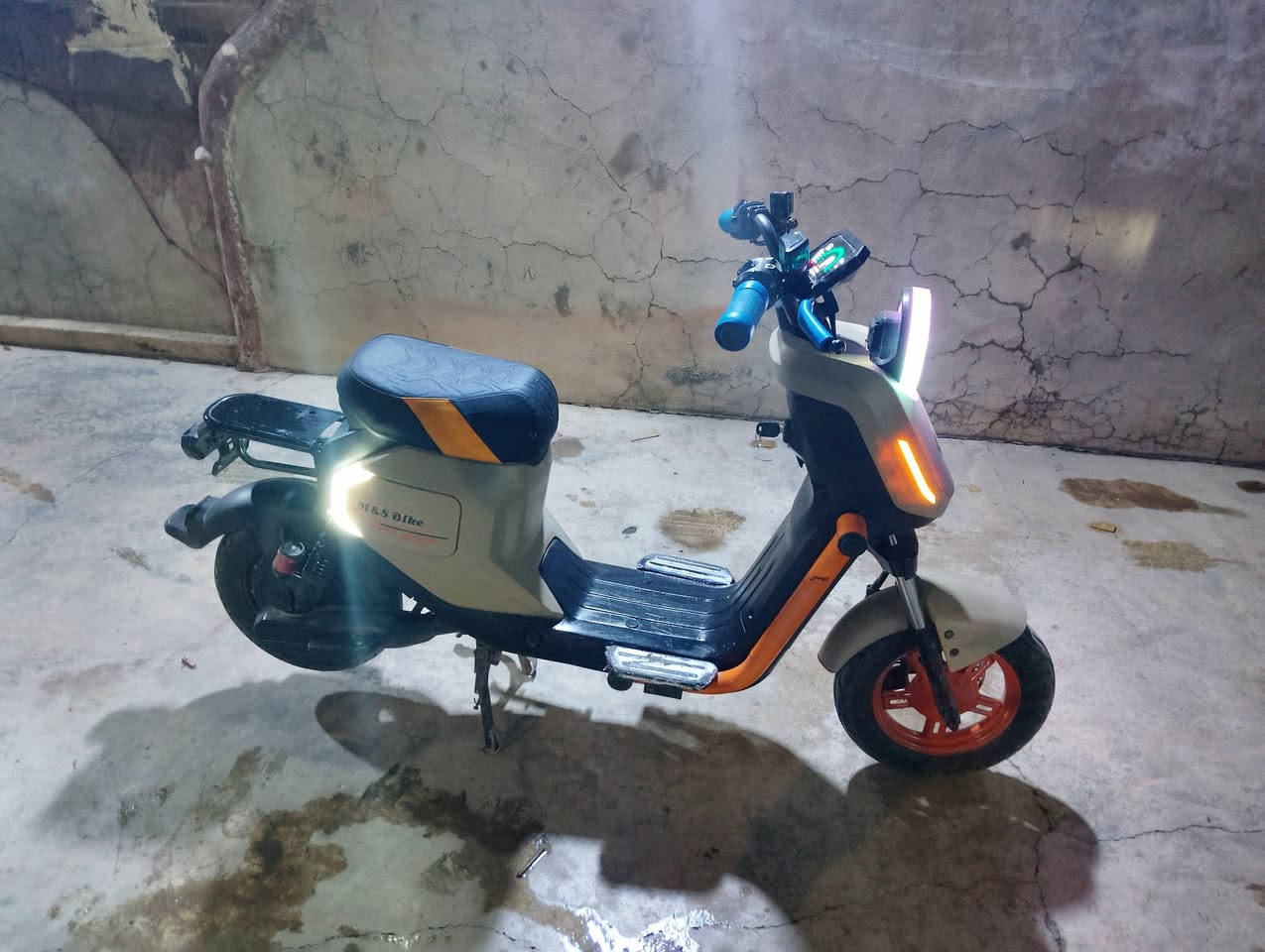 بايسكل شحن لبيع

سعر350بي مجال 

نوعية 918

4بطاريات دبل 

موديل 25 

أربع نمر سرعته 99 

عند نضام بك 

بلوتوث شغال 

لايت كدام شغال 

نشرات شغال 

أي عيب مابي 

مكان كركوك 

رقم ***********
