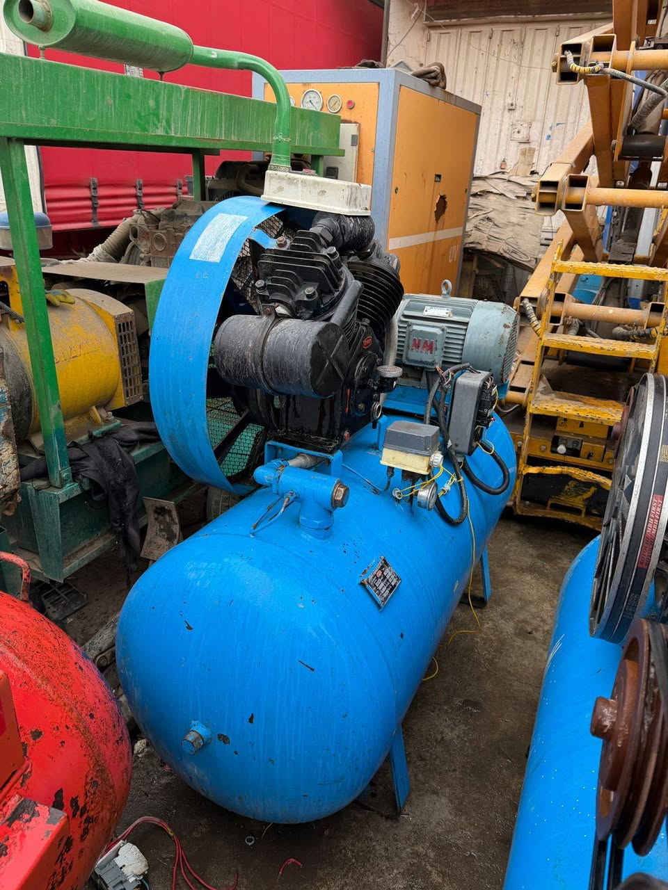 تم بعون الله وصول كمبريسرات هواء انكليزي إيطالي أمريكي ألماني ٥٠٠ لتر ماطورها ٧ونص حصان ١٠ حصان ١٥ حصان للاتصال *********** العنوان بغداد باب الشيخ كراج الحرباوي محلات النور
