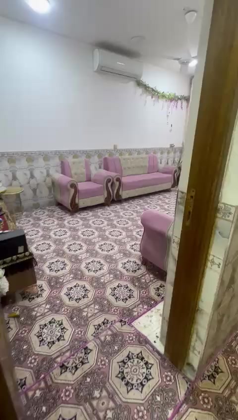 السلام عليكم تخم  عشر مقاعد بحاله جيده و بردات نضيفه جداً وكاربد قياسه 3في 4 مع ميز تلفزيون نضيف جداً كما موضح بلصور لاستفسار الاتصال ع رقم ***********
مكان الامين سكينه وركيه زراعي شارع سيد صادق
