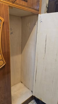 غرفه اخشاب • ٦أبواب • نضيفه