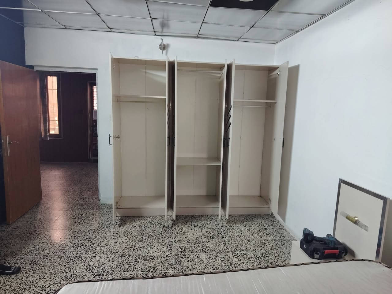 غرفه نفرين ٥قطع لبيع العنوان سرجنار شارع ابو سناء مجاور فندق برج الحياة رقم موبايل *********** وتساب
