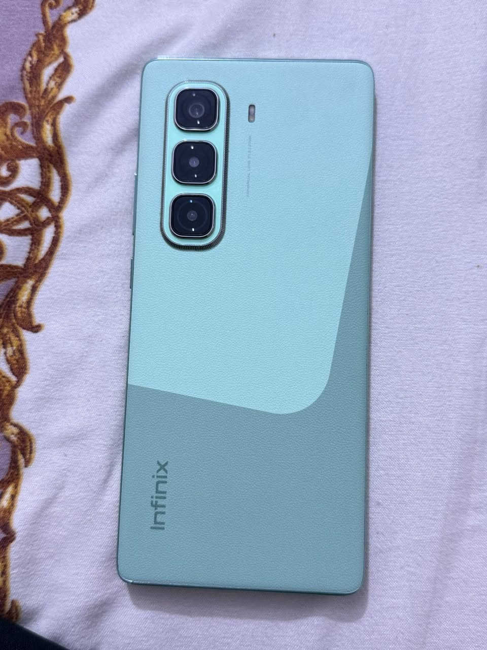 السلام عليكم Infinix Hot 50 Pro Plus نظافة 100 استخدام قليل للبيع السعر 185 وبيه مجال قليل العنوان الناصرية مركز للاستفسار *********** 
📱 المواصفات الرئيسية
الشاشة: 6.78 بوصة AMOLED
معدل التحديث: 120Hz
الدقة: ‎1080×2436‎
المعالج: MediaTek Helio G100
الرام: 8GB
التخزين: 128GB أو 256GB
الكاميرا الخلفية: 50MP
الكاميرا الأمامية: 13MP
البطارية: 5000mAh
الشحن: 33W سريع
