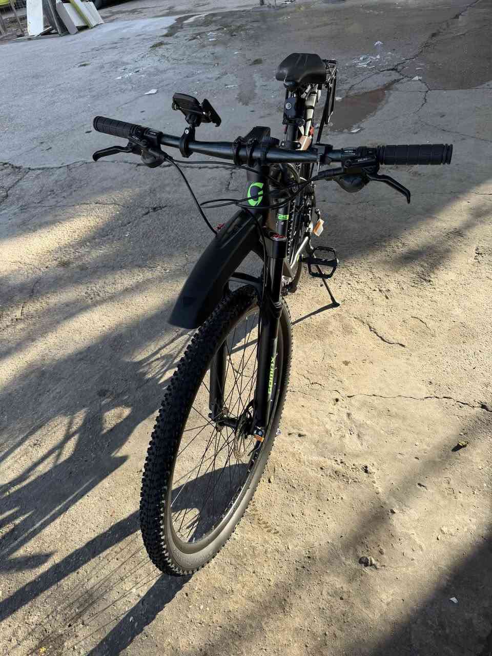 السلام عليكم بايسكل ماركة (GOMAX) ماليزي 🇲🇾
مستعمل 15 يوم 
دراجة هوائية (بايسكل bicycle)

حجم 29

مقر الشركة الموزعة للمنتج (ماليزيا)

المعدن المنيوم

وايرات مبدلات السرعات دفن داخل الهيكل

الدبل (ممتص الصدمات) نظام غاز (ضغط هواء)

مبدلات سرعات مزودة بشاشة رقمية

سرعات امامية عدد 2

سرعات خلفية عدد 9

سستم السرعات من ماركة micro tech

زودت هذه الدراجة بعدد كبير من احجام gearbox لضمان سهولة التنقل واكتساب السرعة في الشوارع المنبسطة وصعود المرتفعات (الجسور) بسهولة وسلالسة تامة

المكابح (البريكات) نظام ضغط بزيت الهايدروليك (دهن) ماركة micro tech لضمان الوقوف السريع للدراجة بضغطة يدوية خفيفة جدا

ويالة المنيوم مصنوعة بتصميم مجسر (طبقتين) لتحمل الاوزان العالية والمطبات والطرق الترابية الوعرة

اطارات (تاير) حجم 29 من شركة DURO صنعت من مواد المطاط المقاوم لدرجات الحرارة العالية

السعر 425 الف ***********
