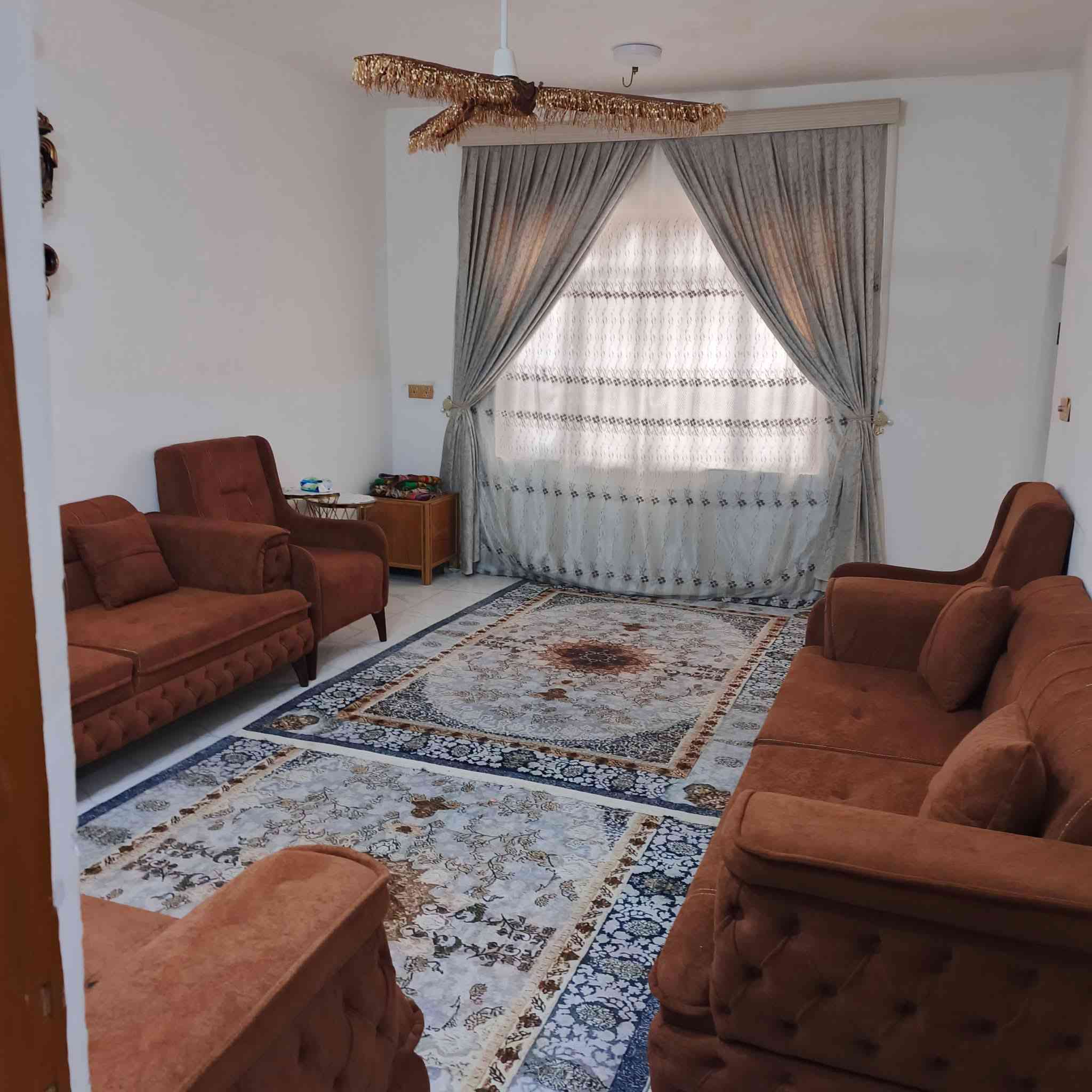 سلام عليكم بيت ٢٠٠ متر طابو صرف حي ام الهواى مقابيل مجمع دينار ثاني فرع عن الشارع العام           البيت جاهز من كولشي فقط نقص ستاره والباقي جاهز من كولشي 
غرفتين نوم
صاله جبيره
استقبال 
مطبخ 
طارمه ١٠ امتار + حديقه جبيره 
ارضيه بورسلين صحيات داخليه اوخارجيه سيراميك
البناء بلوك + عكاده بس بناء جديد  للاستفسار اتصل اني صاحب البيت *********** السعر ١٢٠ اوبيها مجال بصيط
