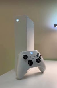 اكس بوكس سيريس اس اخو الجديد مستخدم  قليل كامل ملحقاته الاصلية للمراوس...