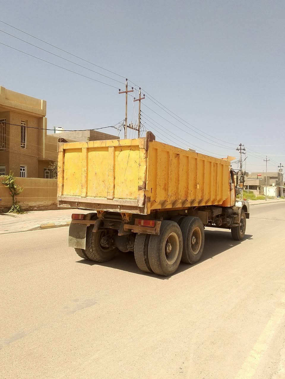 سلام عليكم فالفو للبيع ٨٢ محرك خير من الله كير نظيف سياره مقبوله رقم انكليزي بسمي *********** مكان الصويره
