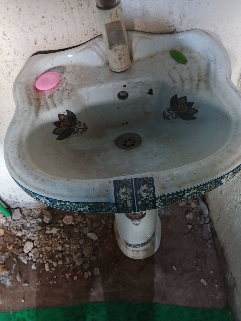طباخ تفصال
طبله عدد2
كرسي عدد5
مغسله 
طبله صغيره عدد2
للاستفسار ***********
