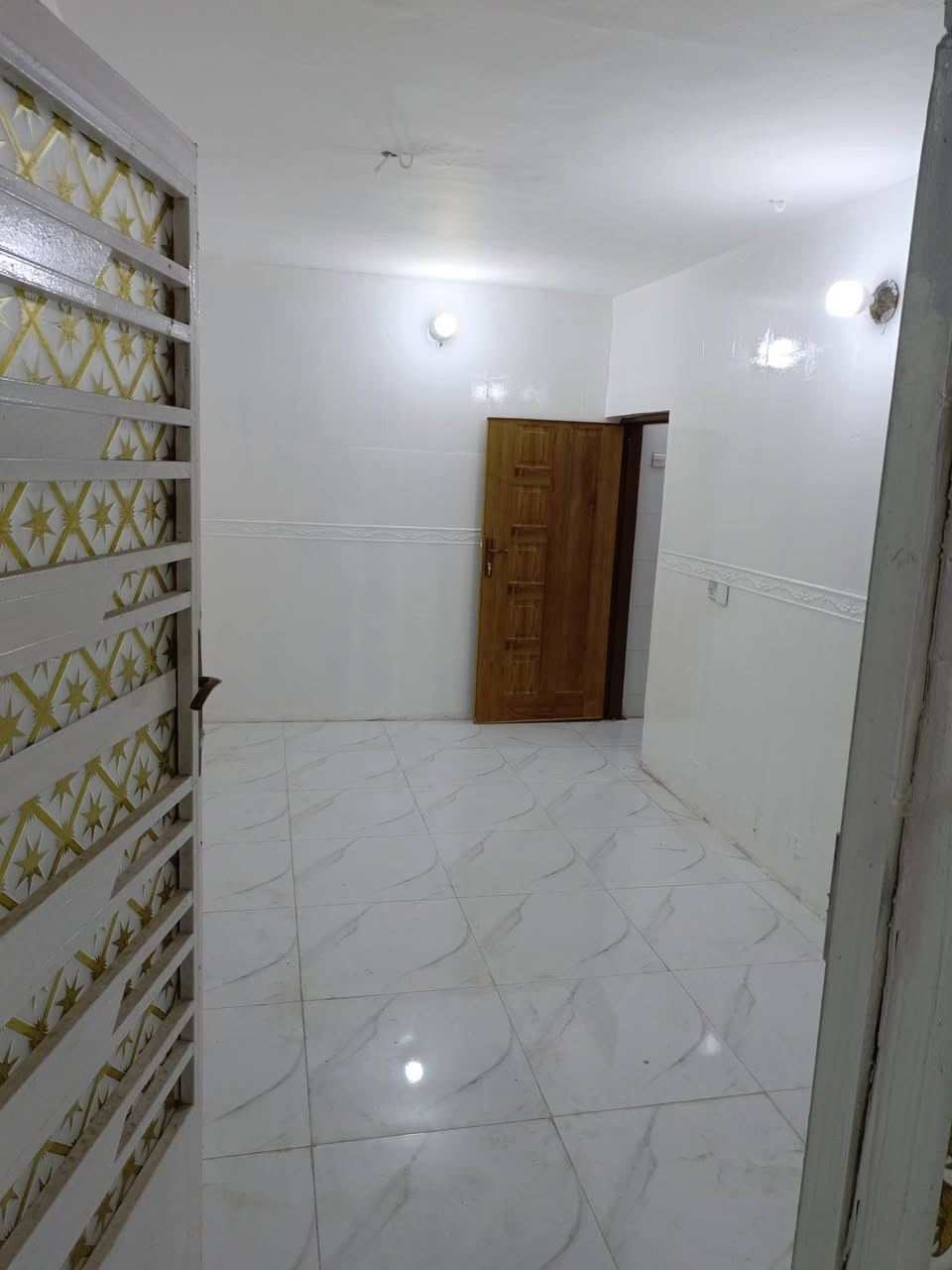 السلام عليكم للايجار مشتمل 75متر جديد يحتوي على غرف نوم واستقبال ومطبخ معزول وكراج وخدمات وسطح 
الشعب نهايه شارع الصحه على شارع عشرين السعر 350 
*********** مكتب الصادق
