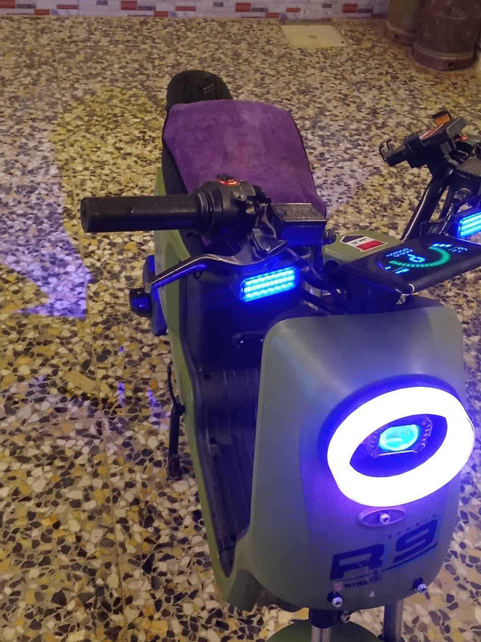 سلام عليكم للبيع أر 9 سعر خاص
مواصفات إشارة يمنة ويسرة
ودبل إشارة
دسك امامي وخلفي
ضوء عالي ناصي 
السرعة جذبي 109
الحقيقي 70
والوان حلوة                       والون الدراجة حلو
دراجة واحد على واحد.               زيتوني
والعلم بطاريات جدد عدد 5
هورن عالي 
للاستفادة رقمي ***********
مكاني حلة
